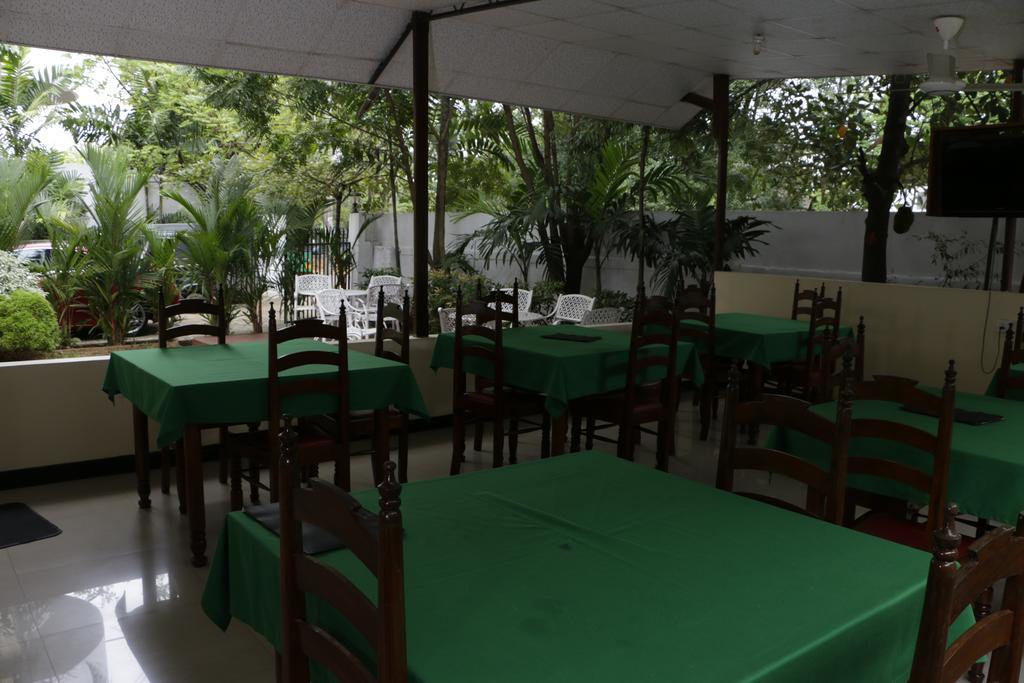 French Garden Tourist Rest Hotel Anuradhapura Buitenkant foto