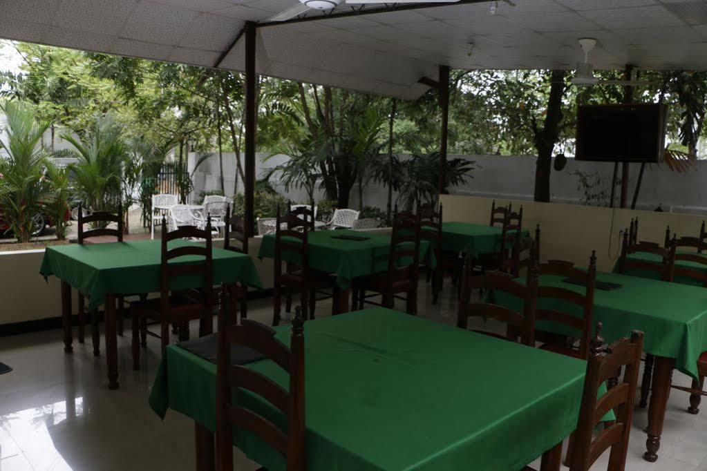 French Garden Tourist Rest Hotel Anuradhapura Buitenkant foto