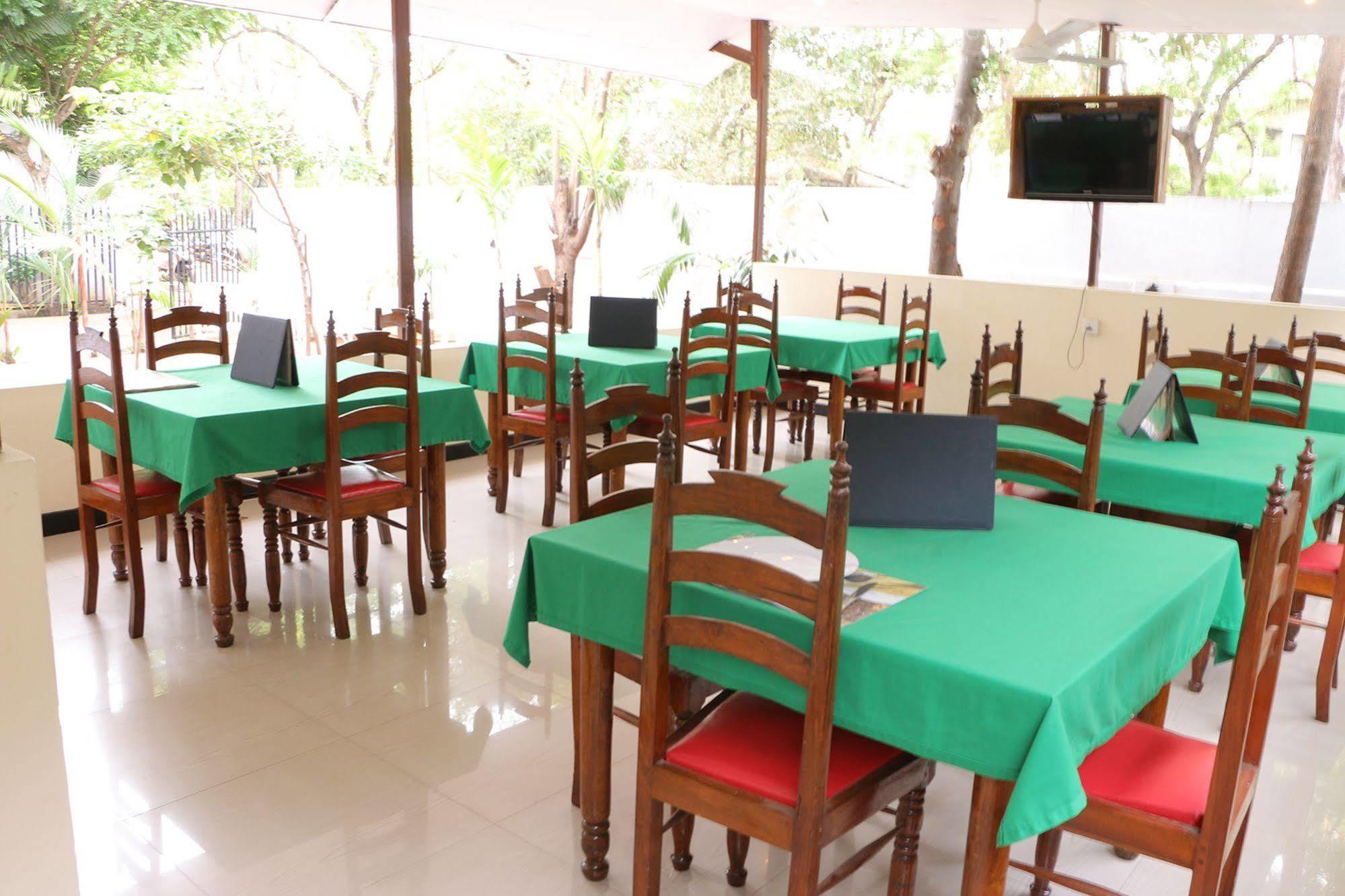 French Garden Tourist Rest Hotel Anuradhapura Buitenkant foto