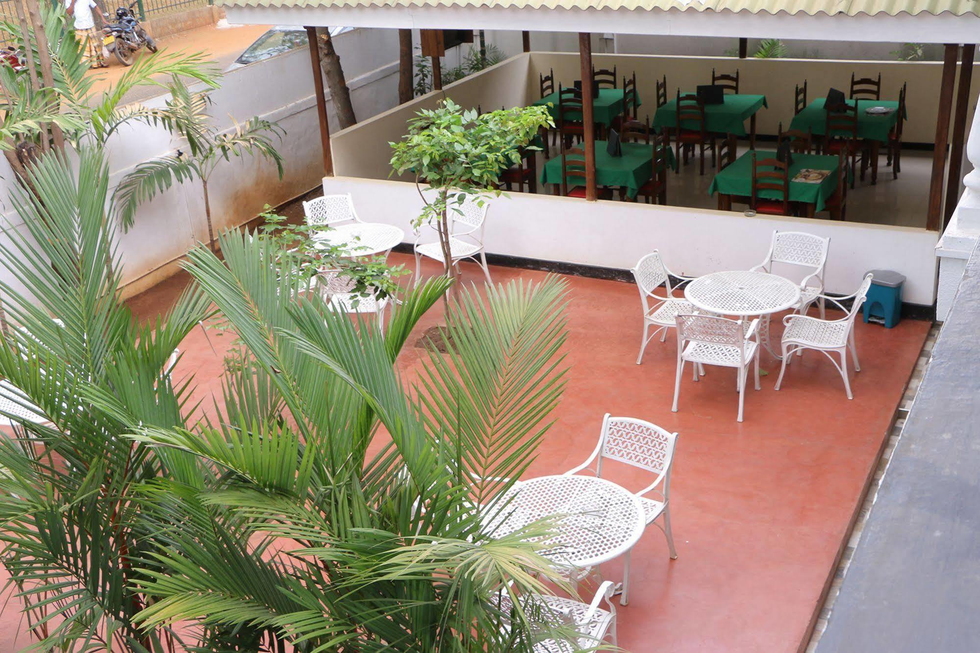 French Garden Tourist Rest Hotel Anuradhapura Buitenkant foto